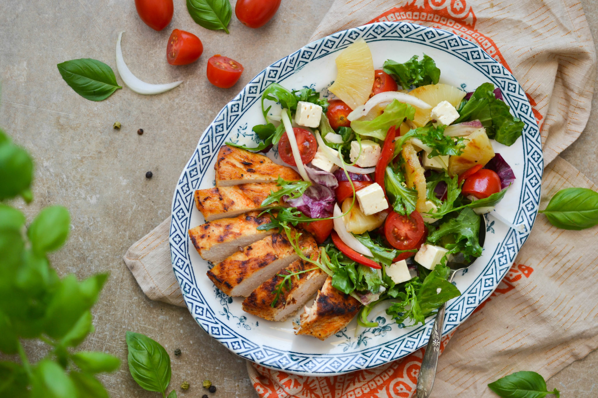 Sałatka z&nbsp;filetem i&nbsp;grillowanym ananasem