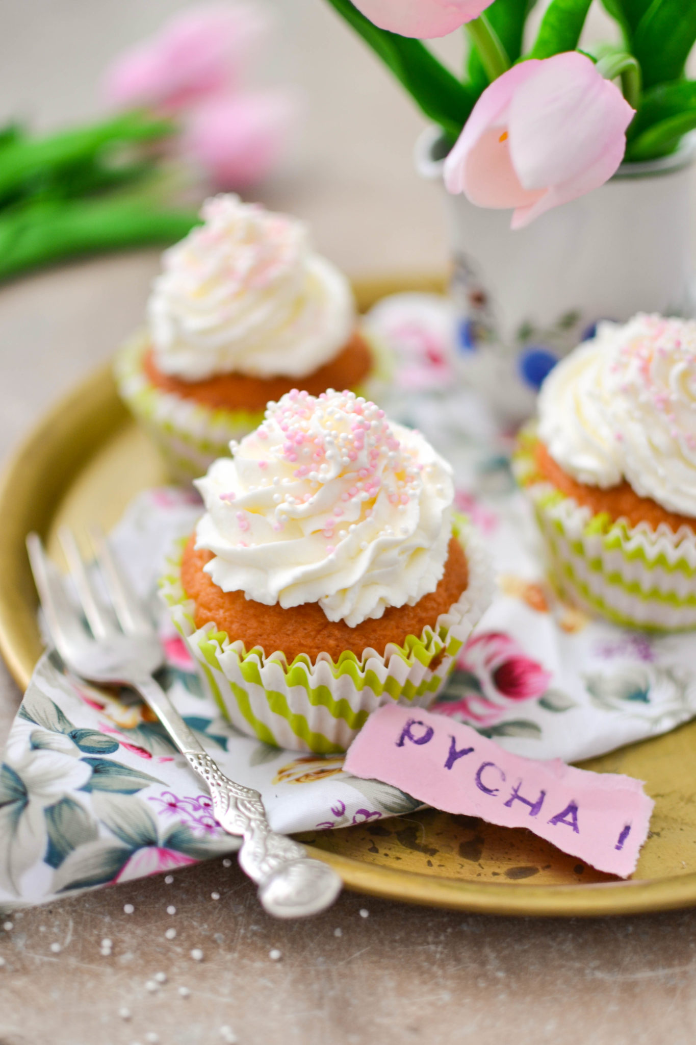 Лимонні кекси з сирною піною