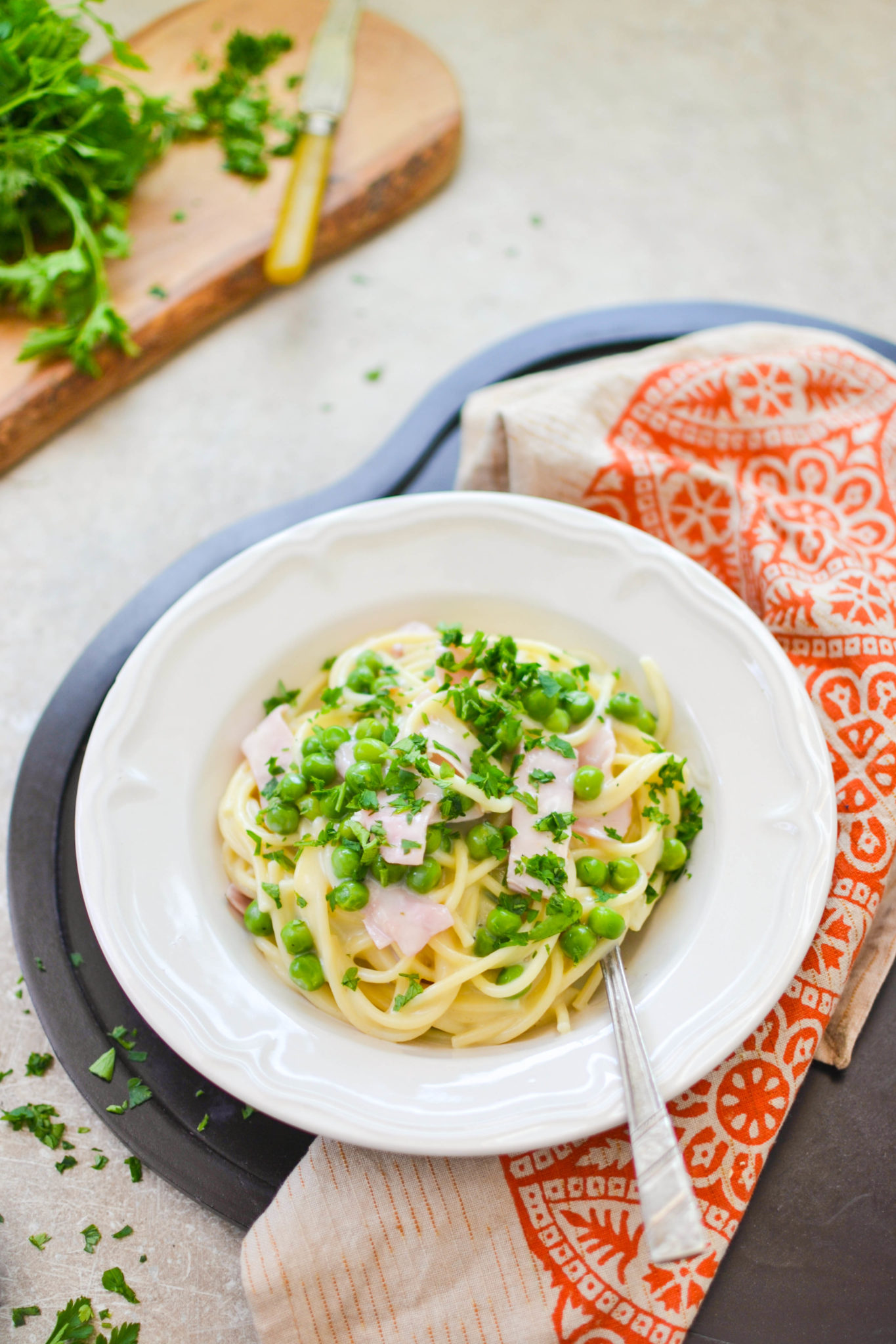 Makaron w&nbsp;sosie serowym z&nbsp;szynką i&nbsp;groszkiem