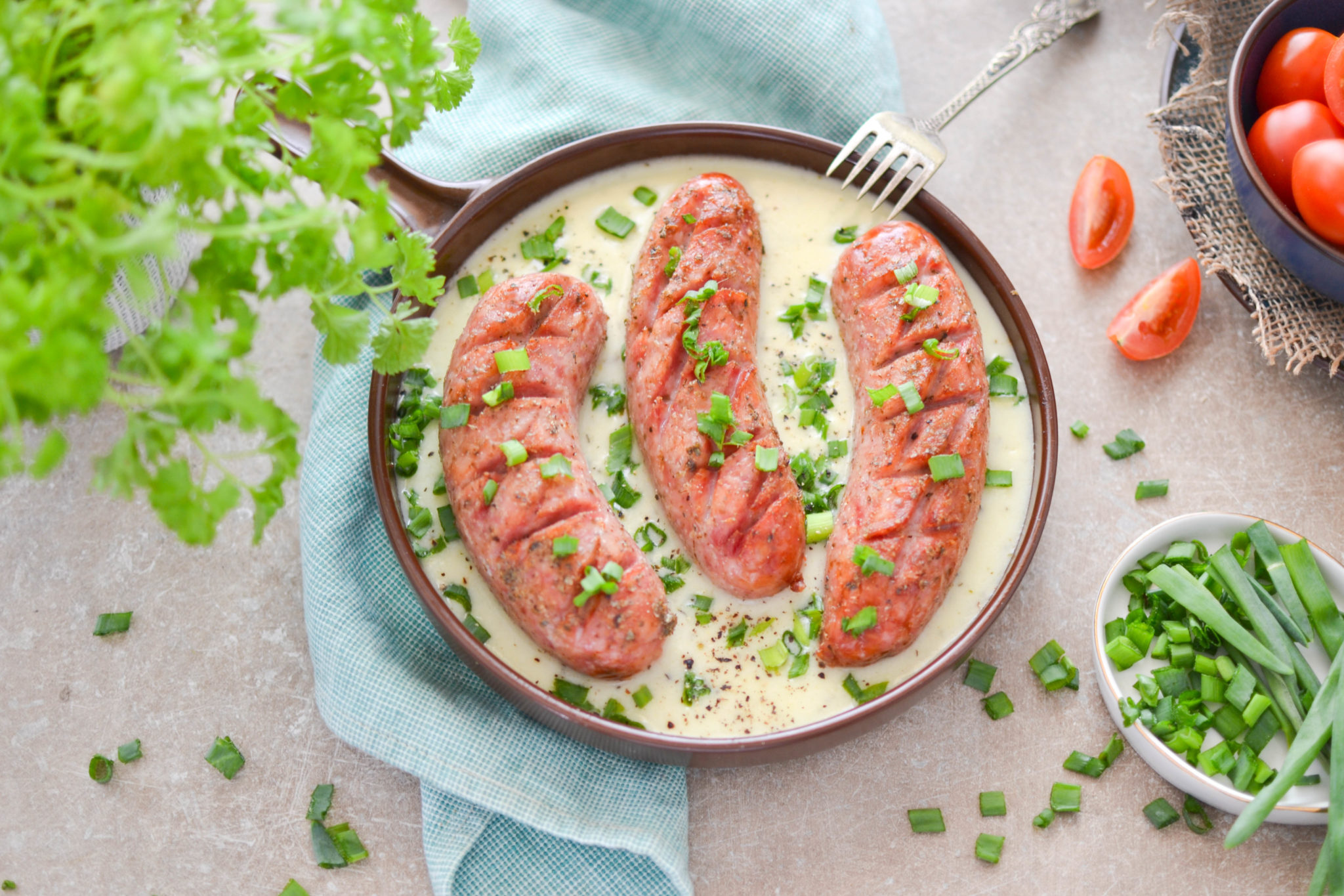 Biala kiełbasa w&nbsp;sosie serowym