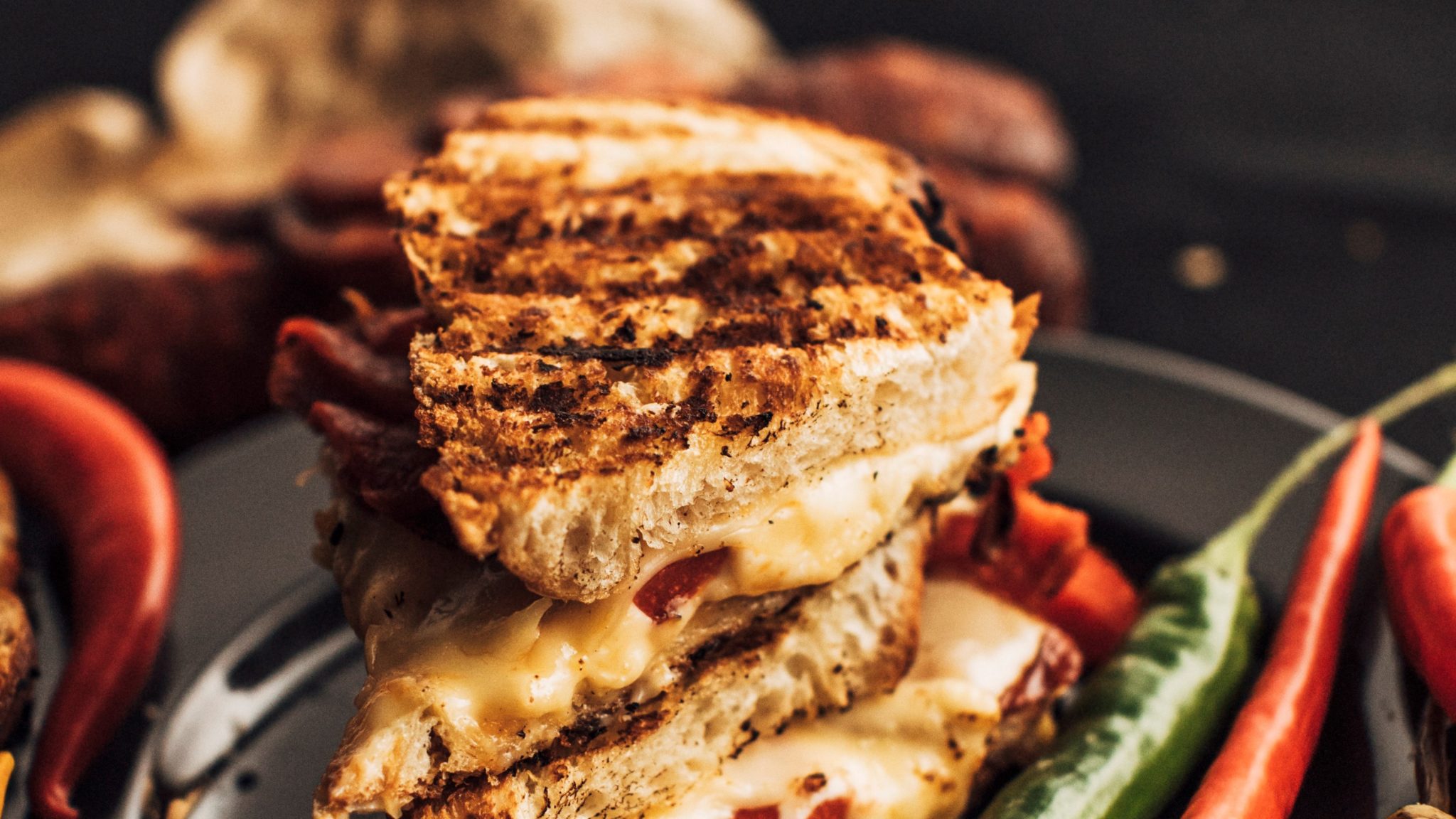 Tosty z&nbsp;serem tostowym, chorizo i&nbsp;papryką