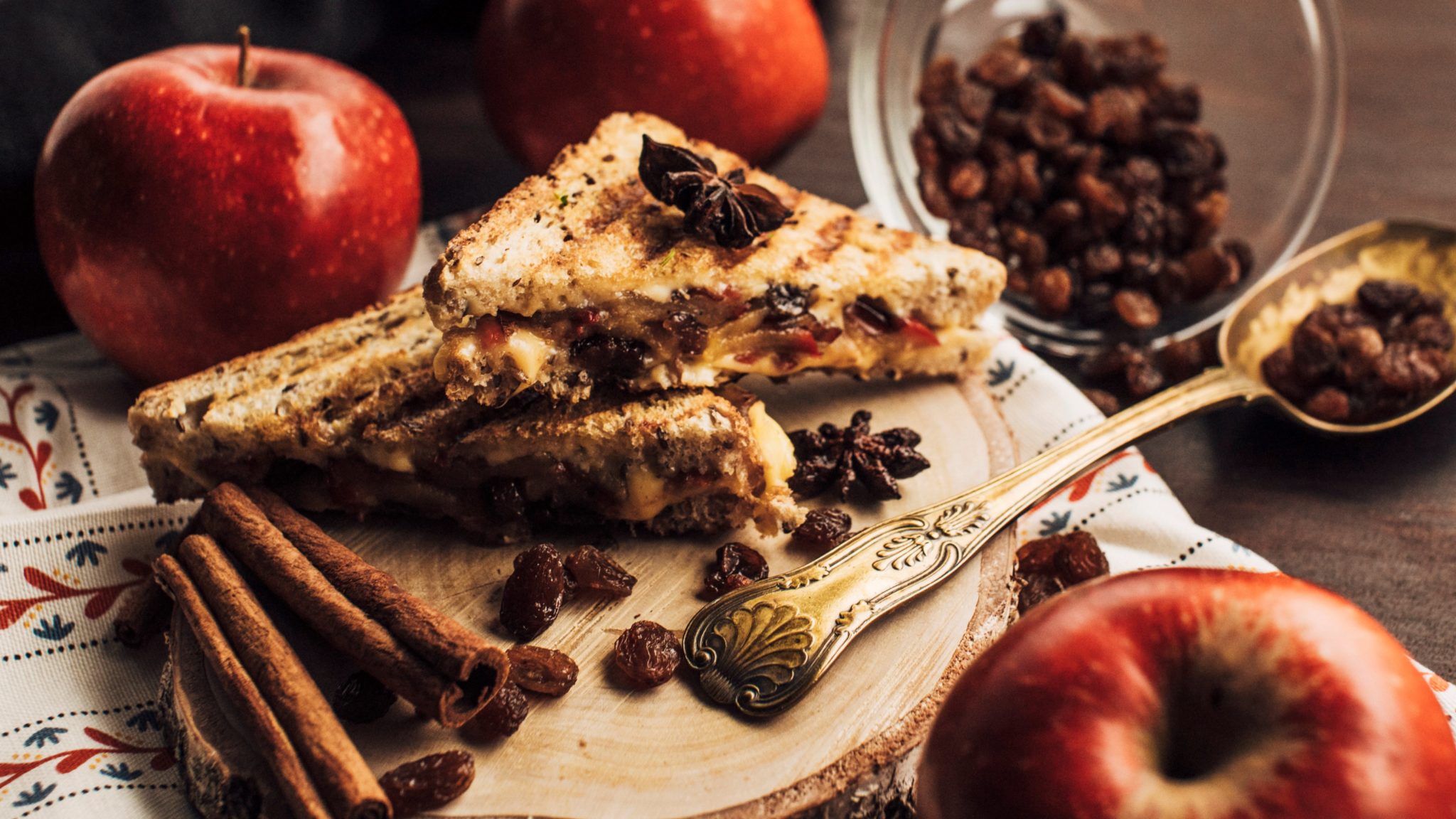 Tosty z&nbsp;serem śmietankowym, jabłkiem, rodzynkami i&nbsp;cynamonem