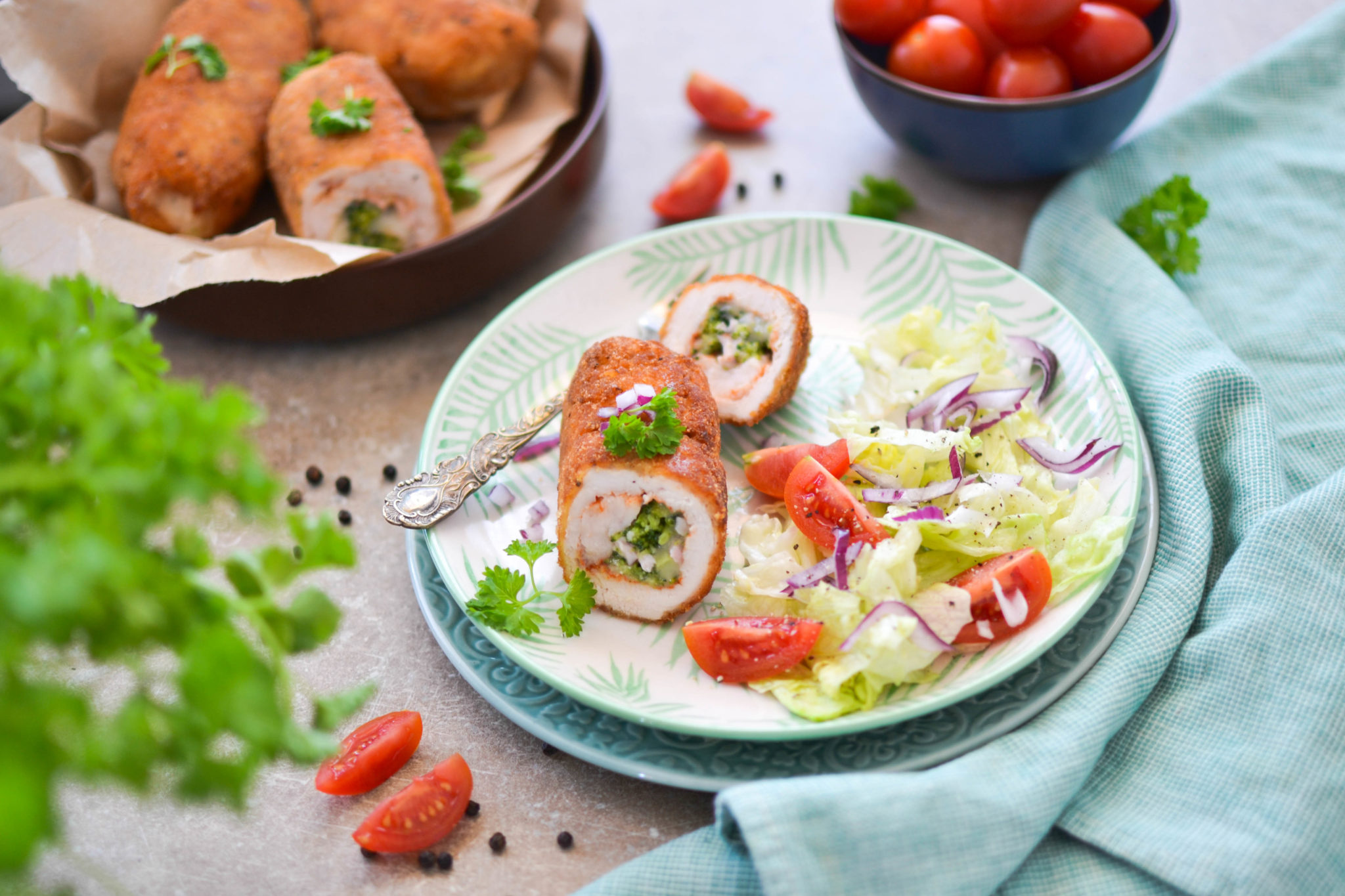 Roladki z&nbsp;kurczaka z&nbsp;brokułem, szynką i&nbsp;serem