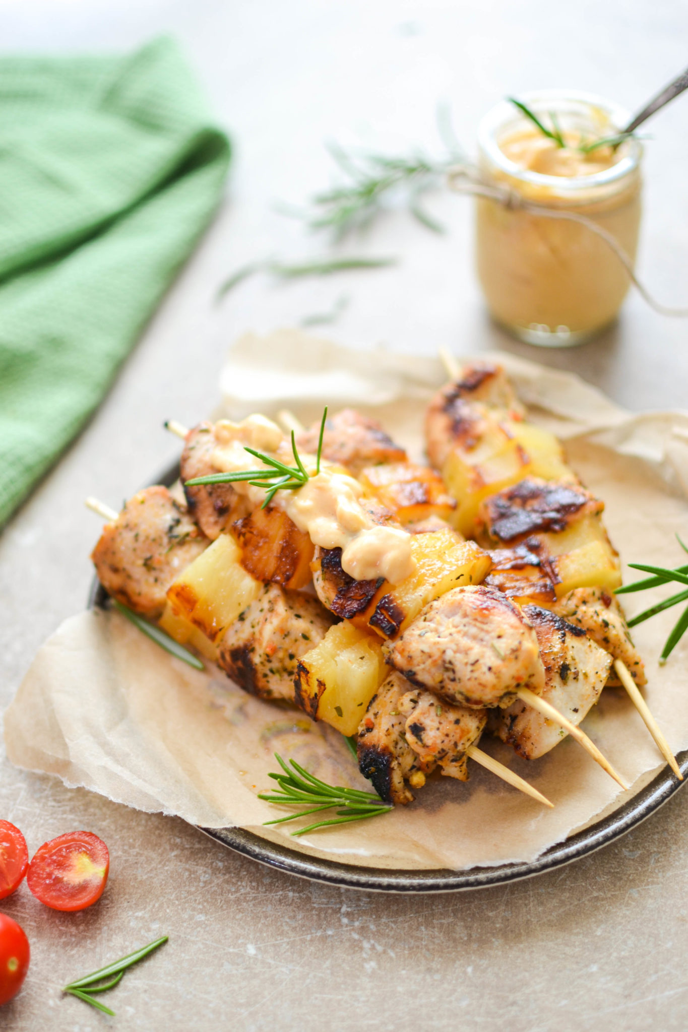 Szaszłyki z&nbsp;kurczaka i&nbsp;ananasa z&nbsp;sosem pikantnym