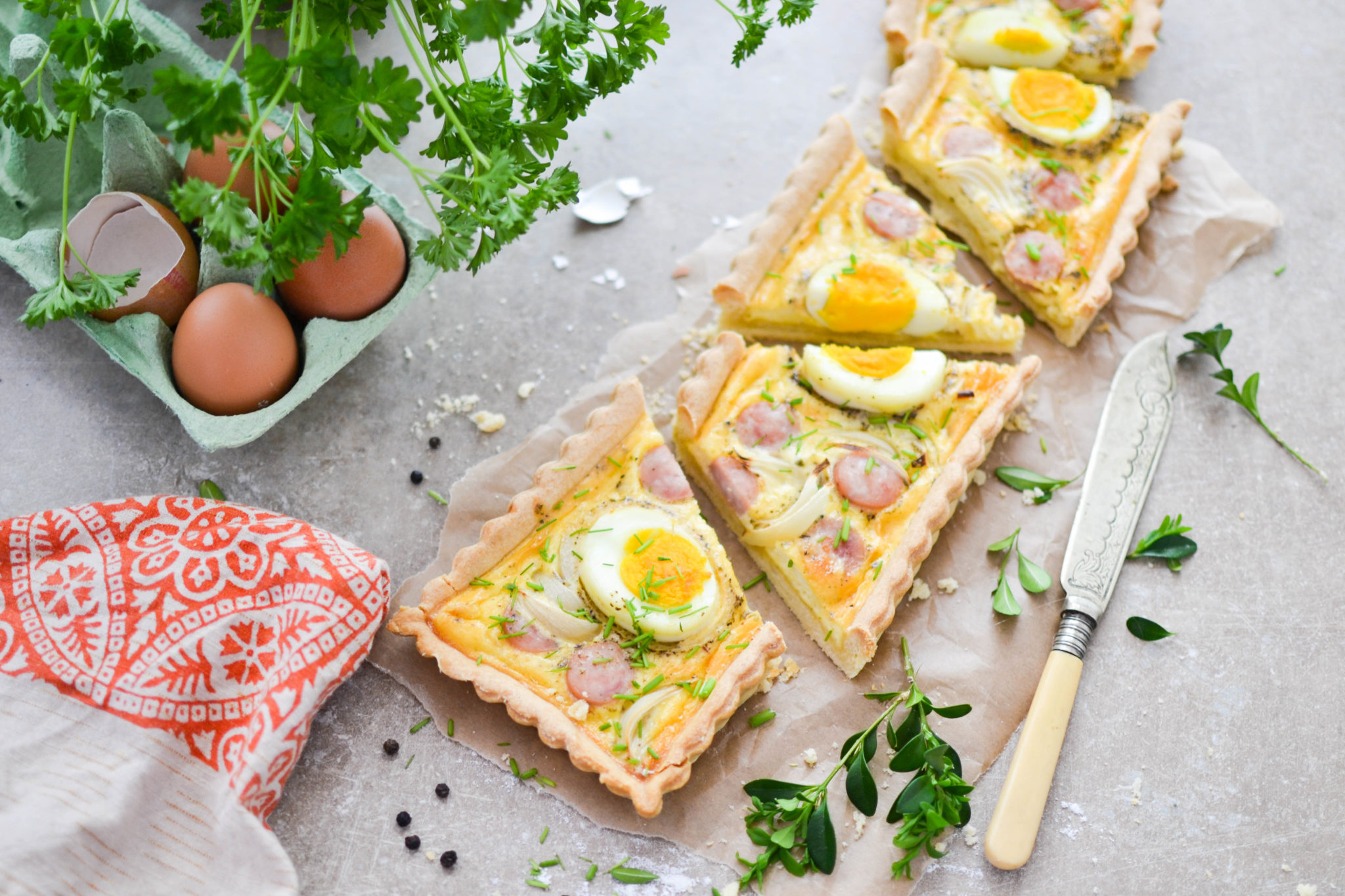 Tarta z&nbsp;jajkiem i&nbsp;białą kiełbasą