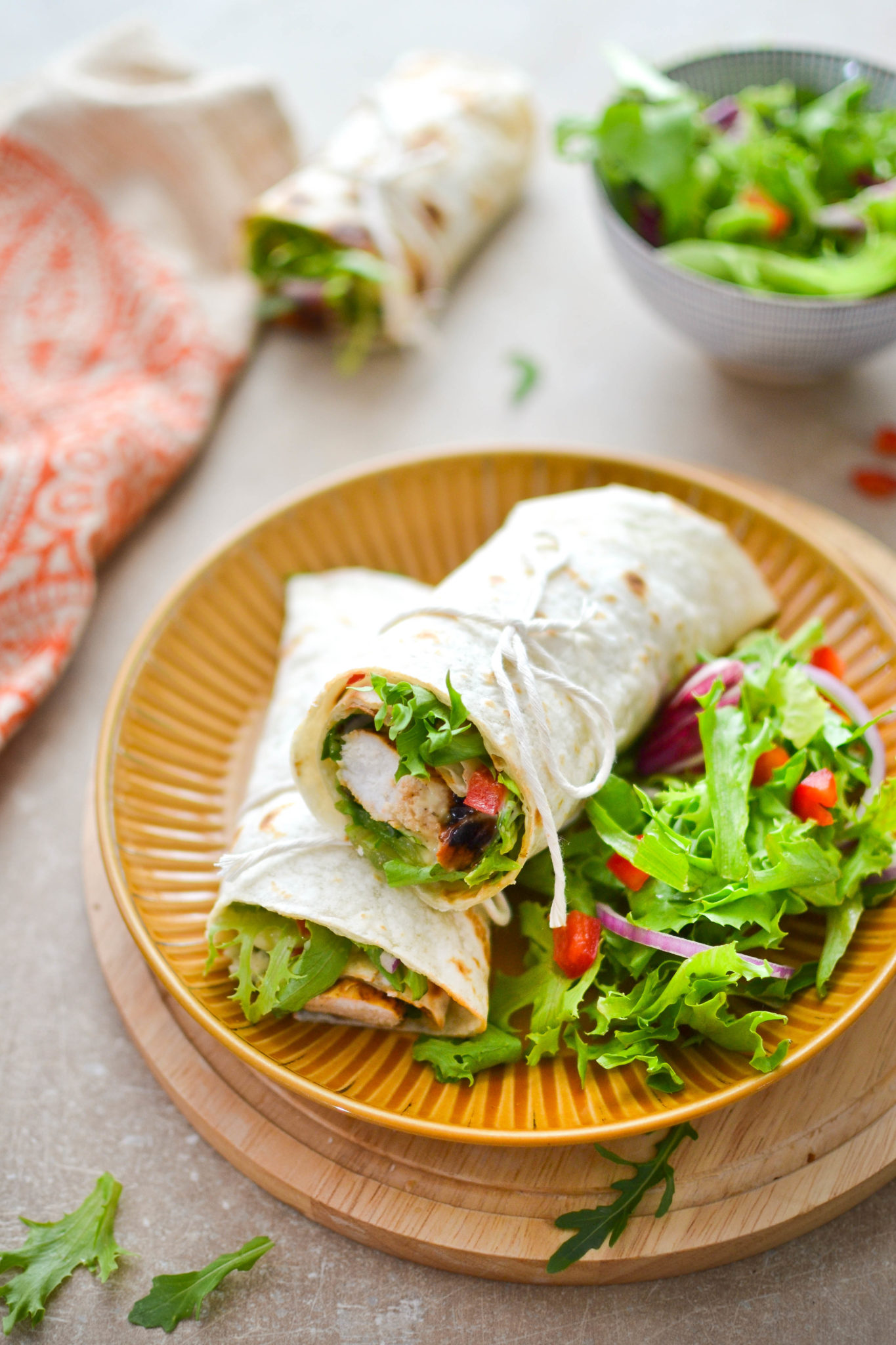 Tortilla z&nbsp;kurczakiem i&nbsp;sosem serowym z&nbsp;ziołami włoskimi