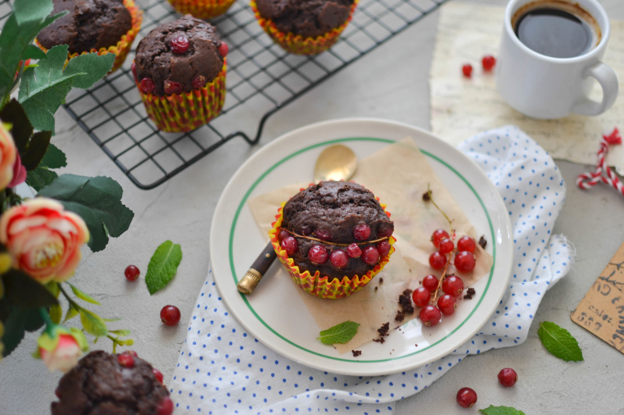 Kakaowe muffinki z&nbsp;serkiem i&nbsp;porzeczką