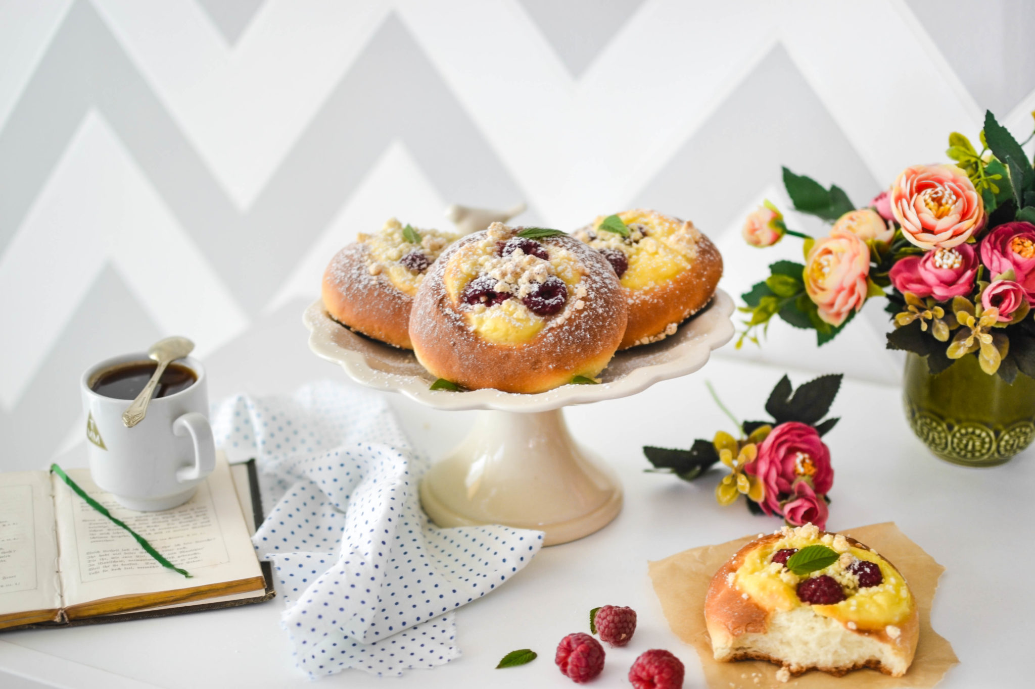 Drożdżówki z&nbsp;malinami