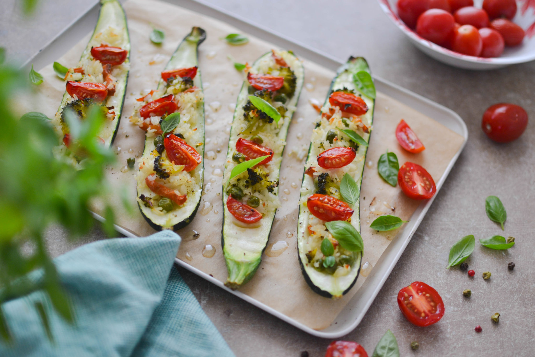 Cukinia faszerowana kremowym ryżem i&nbsp;warzywami