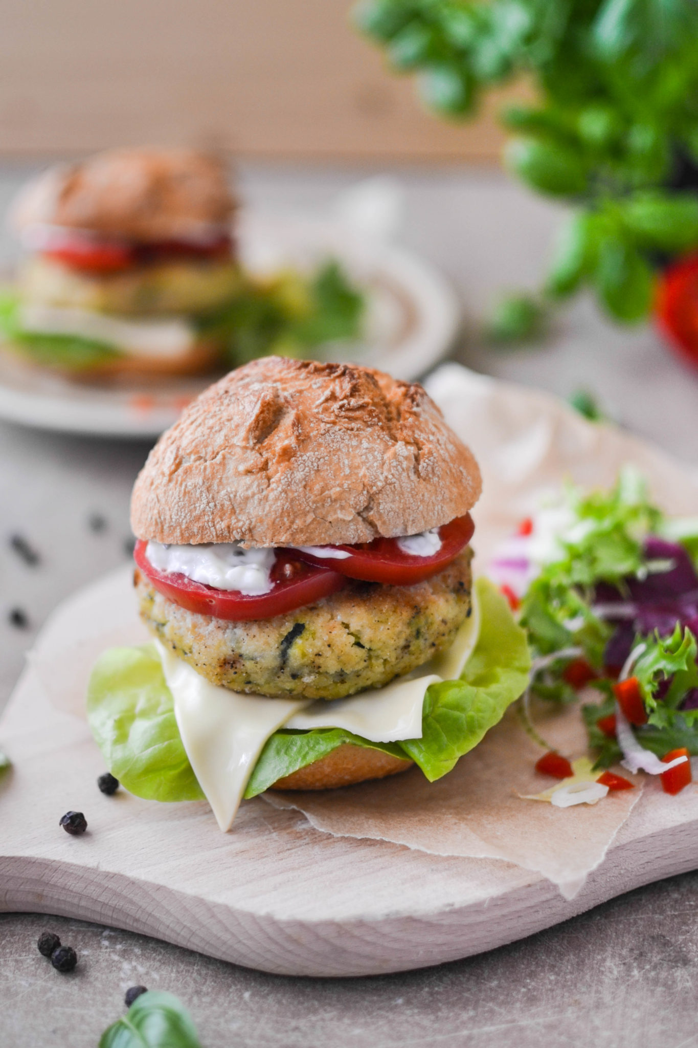 Burger wegetariański z&nbsp;kotletem z&nbsp;kaszy jaglanej i&nbsp;szpinaku