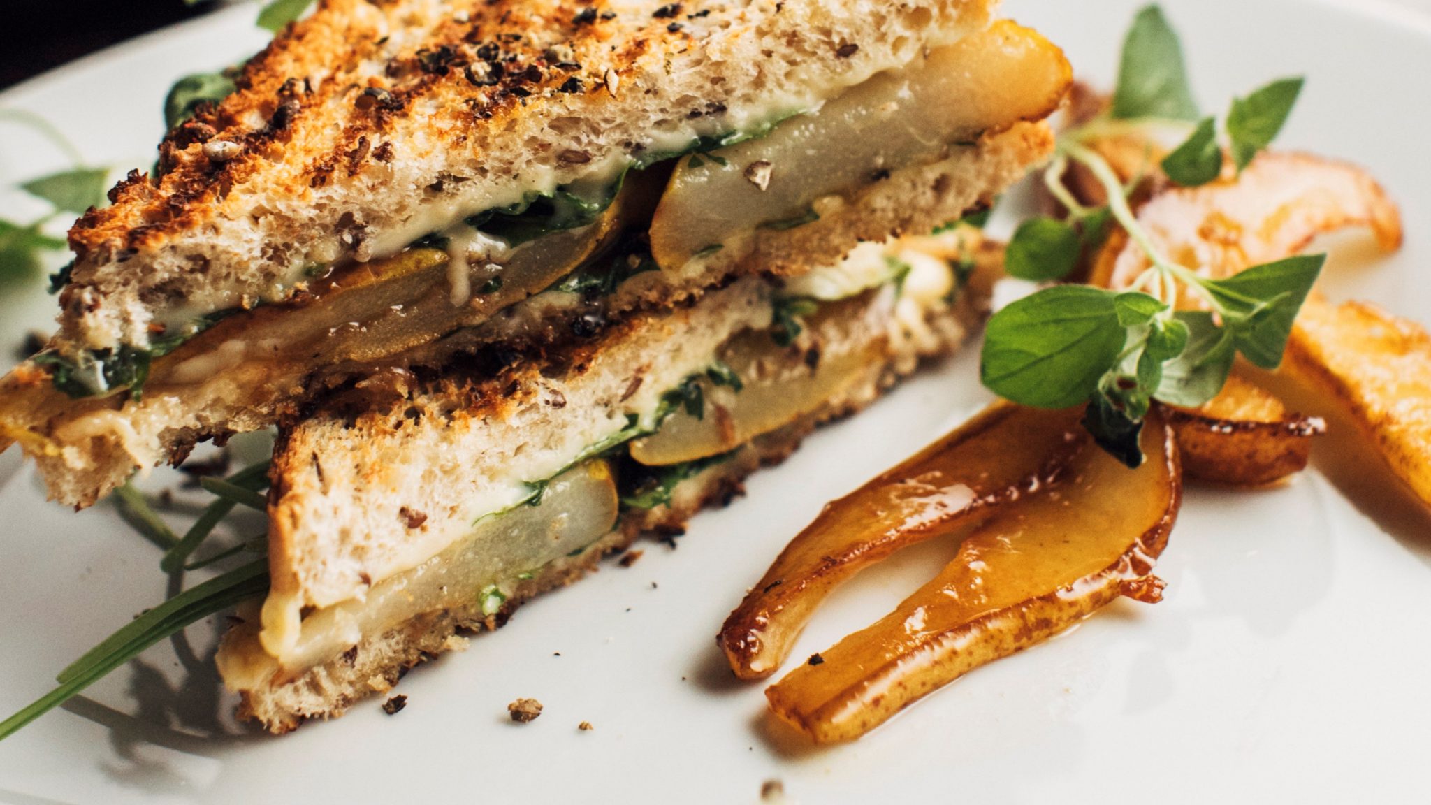 Tosty z&nbsp;cheddarem, karmelizowaną gruszką i&nbsp;pieprzem