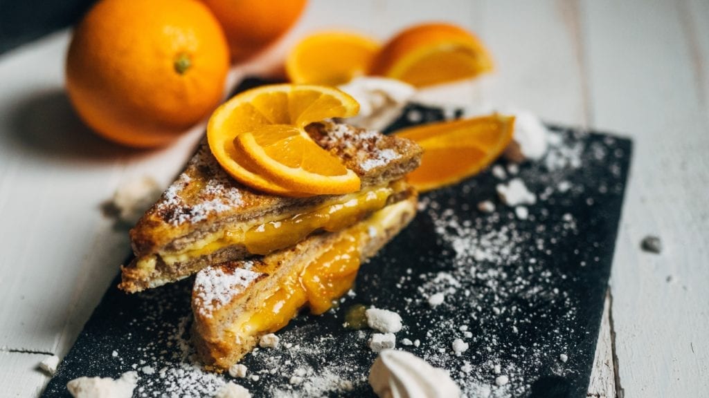 Французькі тости з сиром Gouda і апельсиновим варенням