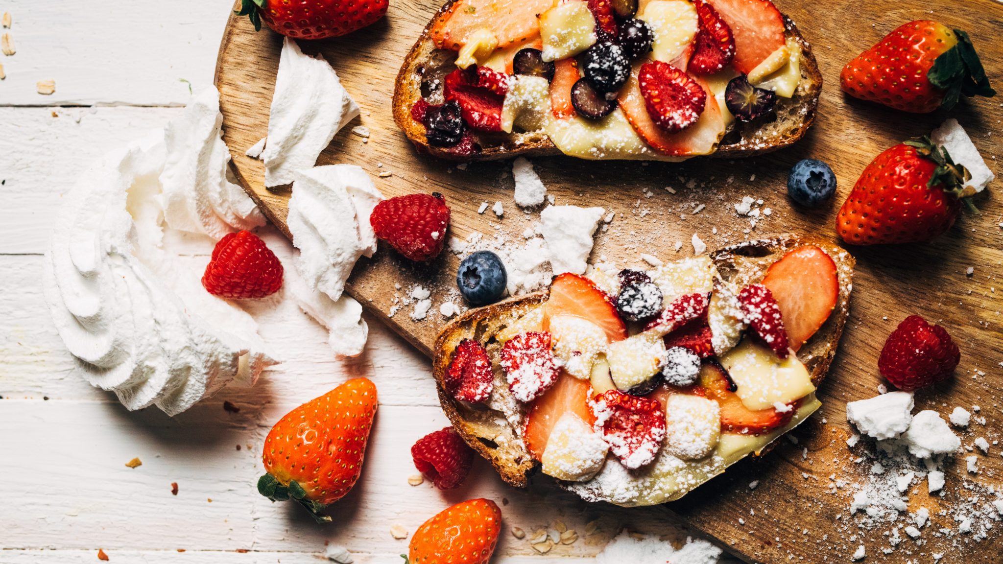 Tosty z&nbsp;mozzarellą z&nbsp;malinami, borówkami i&nbsp;miodem