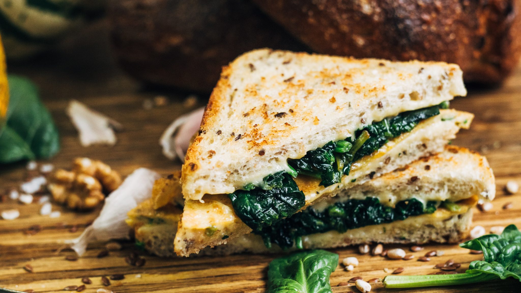 Tosty z&nbsp;serem z&nbsp;szynką, szpinakiem i&nbsp;omletem