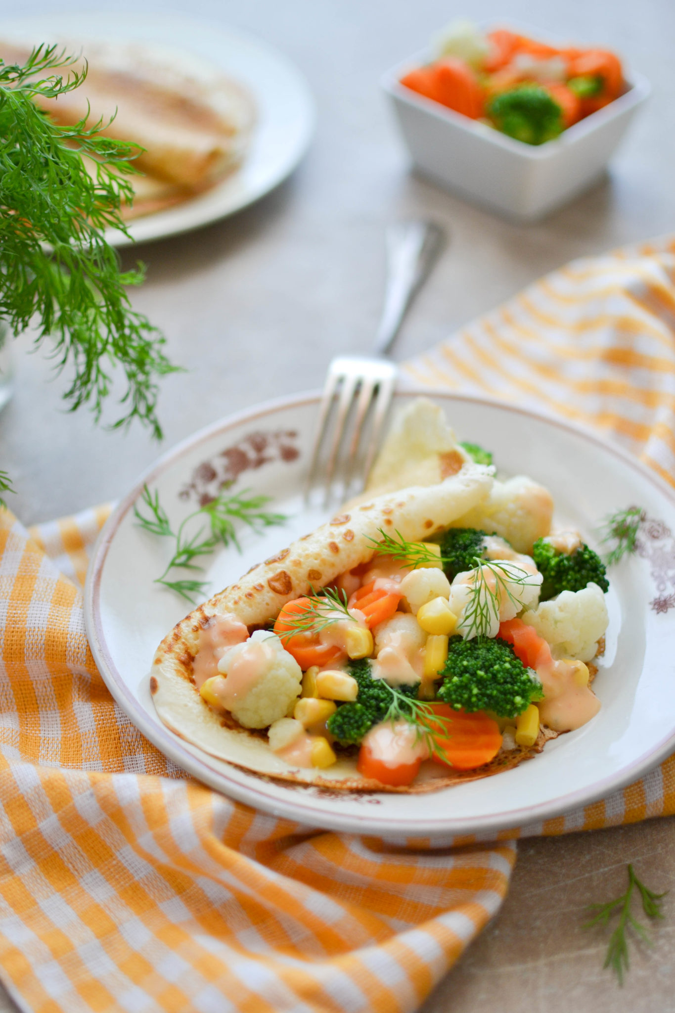 Naleśniki z&nbsp;warzywami i&nbsp;ostrym sosem serowym