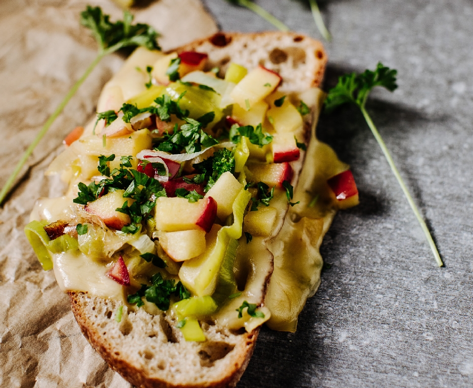 Tost z&nbsp;duszonym porem i&nbsp;jabłkiem