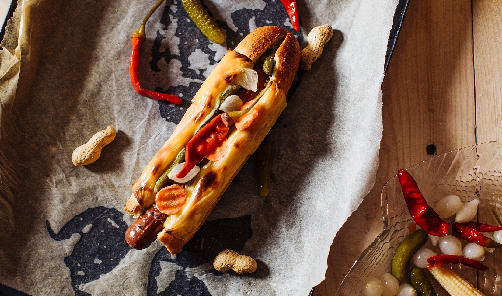 Wegetariański hot dog z serem z Mozzarellą i piklami