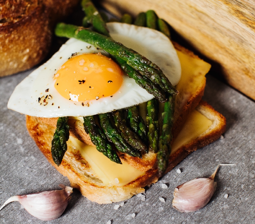 Toast with grilled asparagus and egg