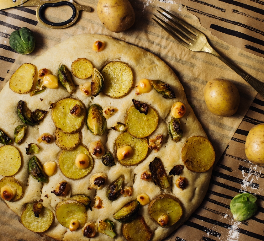 Foccacia z&nbsp;karmelizowaną brukselką, ziemniakami i&nbsp;serkiem z&nbsp;grzybami