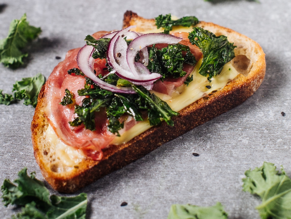 Toast with kale and ham