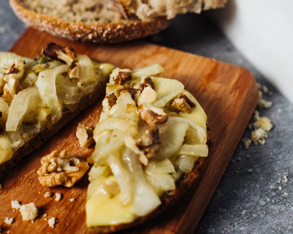 Toast with braised fennel and nuts