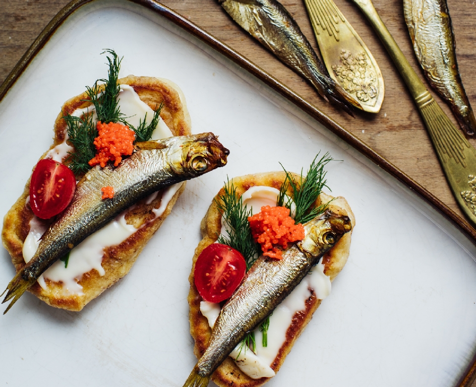 Bliny serowe z&nbsp;kawiorem i&nbsp;rybą wędzoną