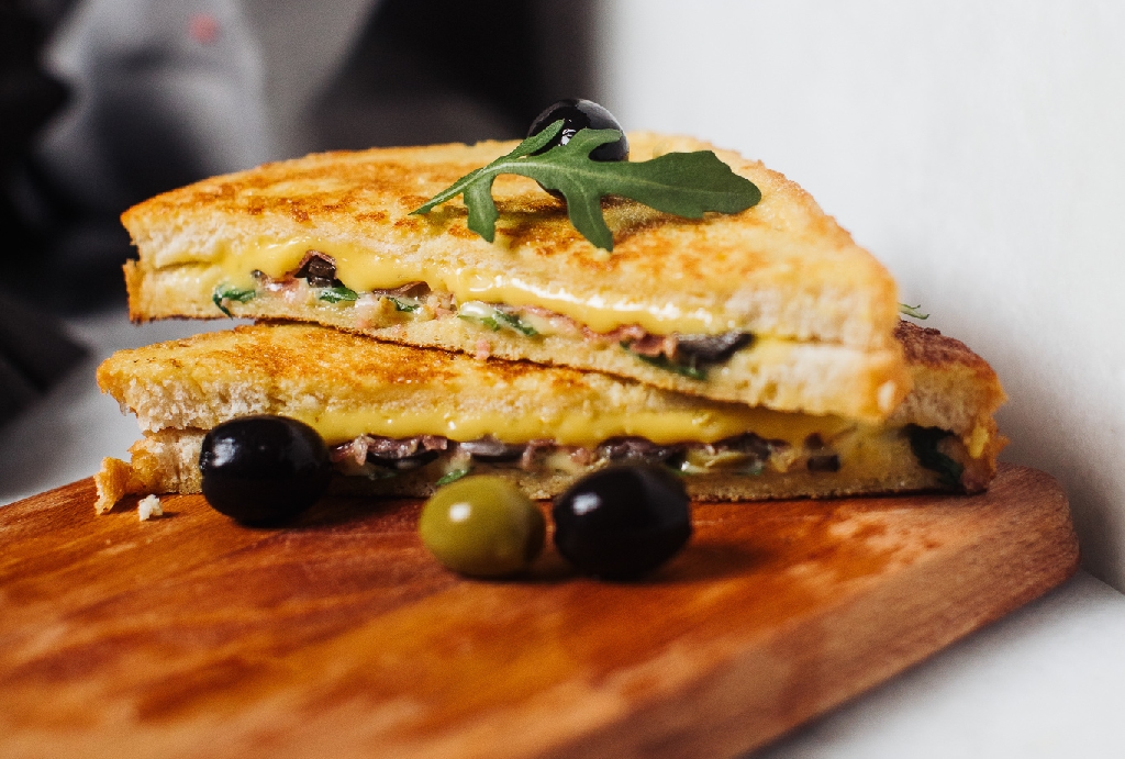 Tost francuski w&nbsp;jajku z&nbsp;szynką serrano i&nbsp;oliwkami