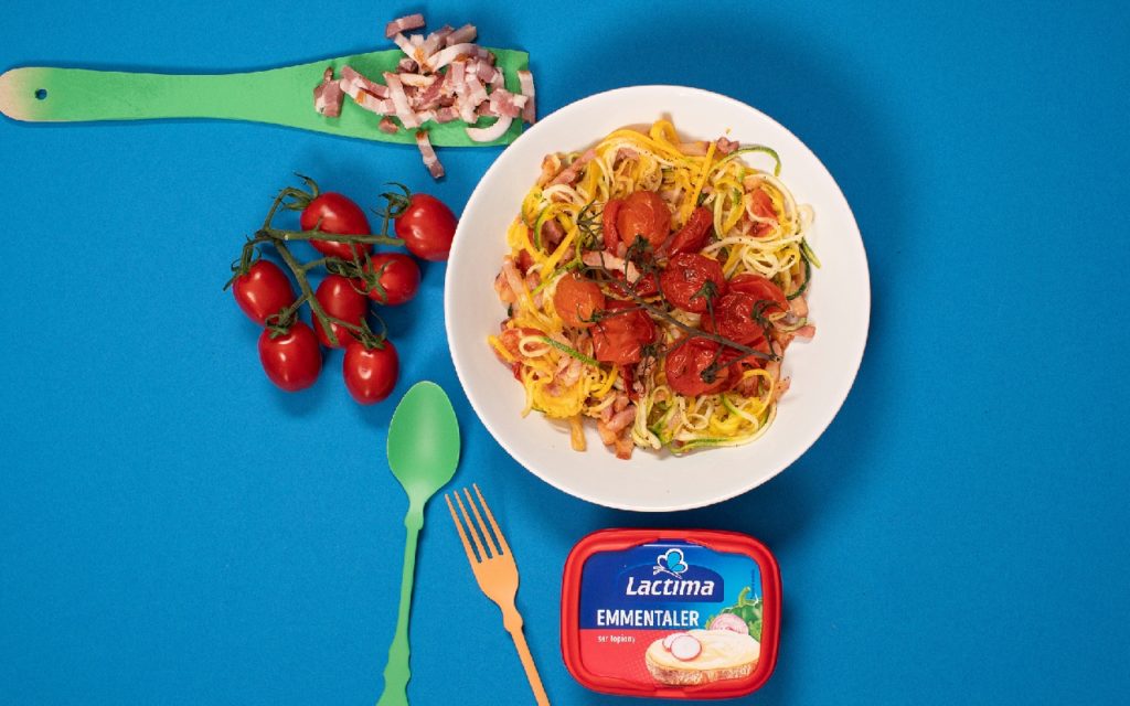 Zucchini spaghetti with a creamy cheese sauce, roasted cherry tomatoes and bacon
