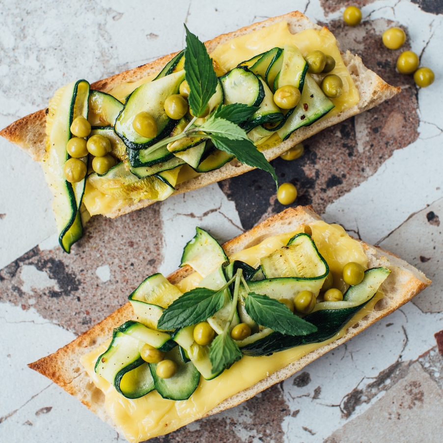 Toast with edam cheese, grilled zucchini and green peas