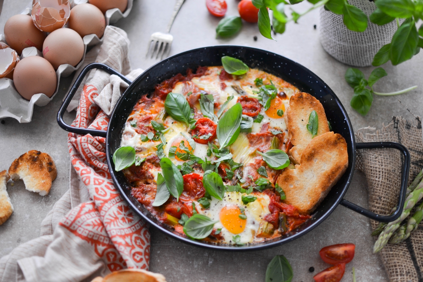 Szakszuka ze&nbsp;szparagami