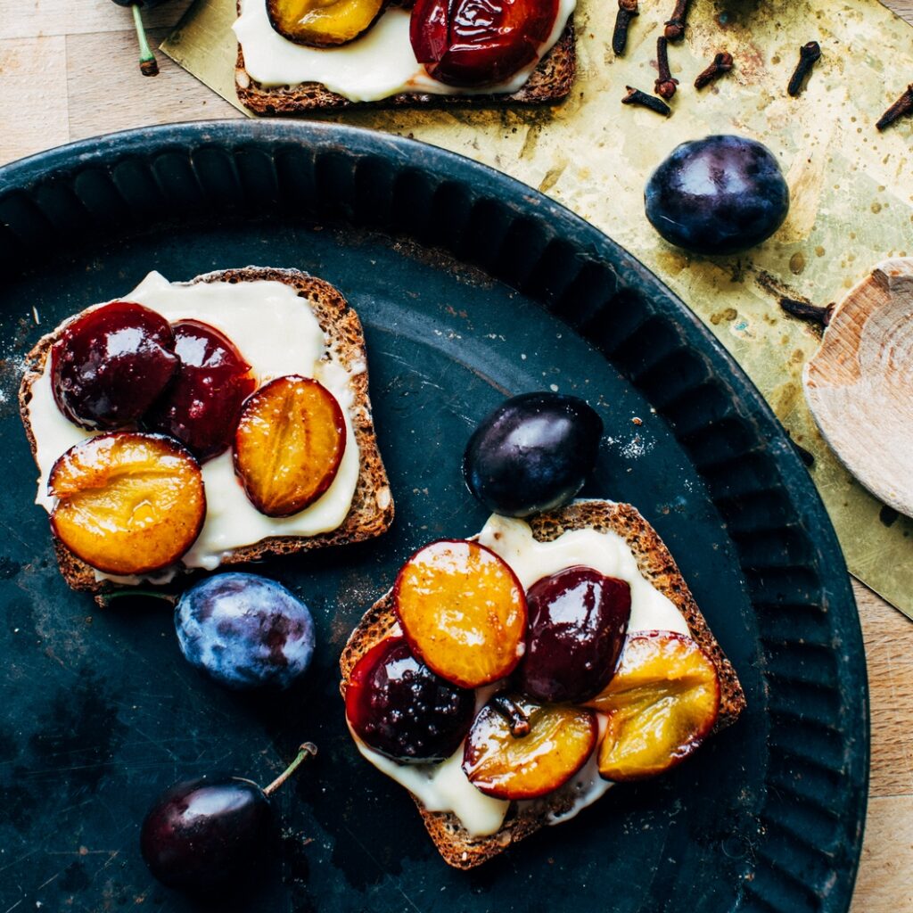 Toast with hot plum with cinnamon and chilli