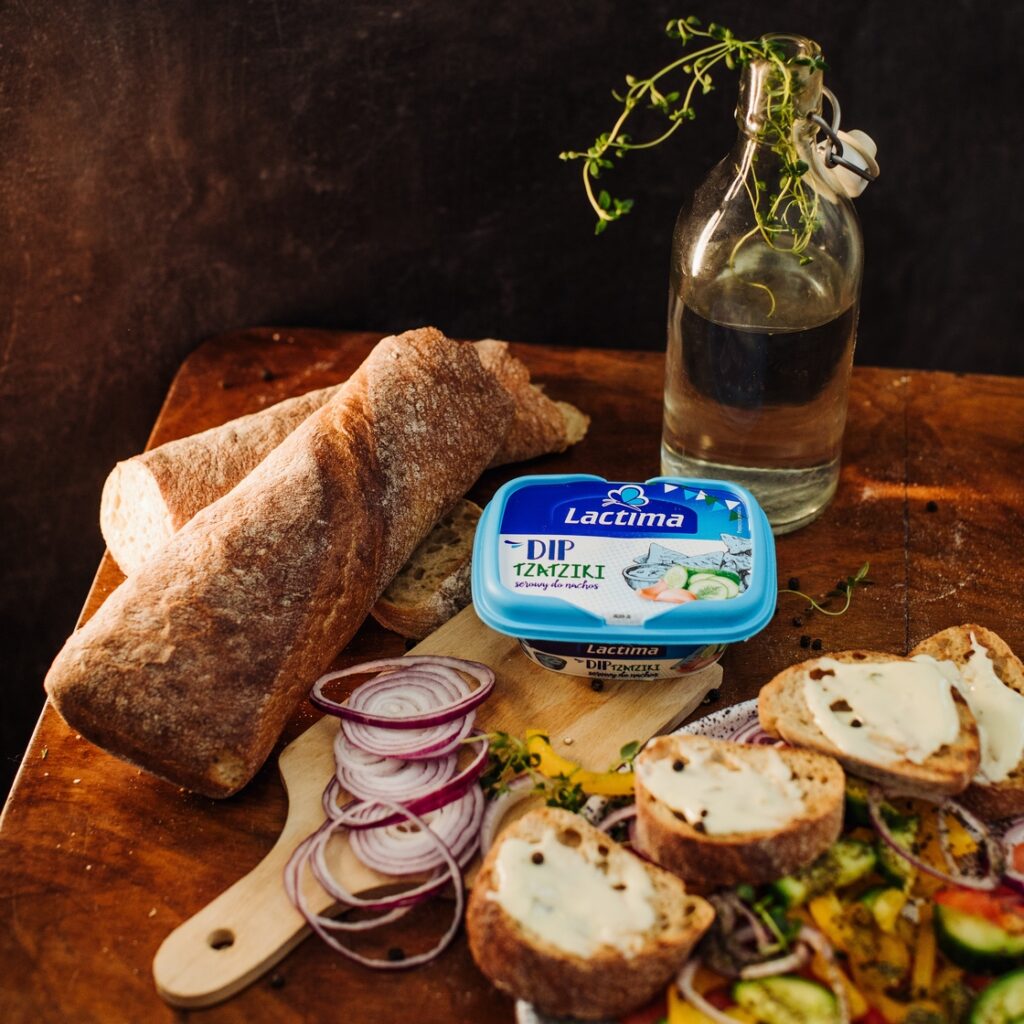 Bagietki z serem tzatziki i mini sałatką grecką