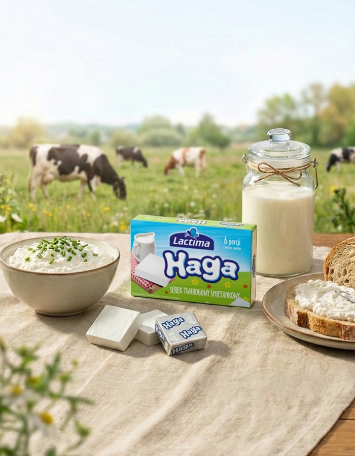 Serek twarogowy Lactima Haga na tle pastwiska z krowami.