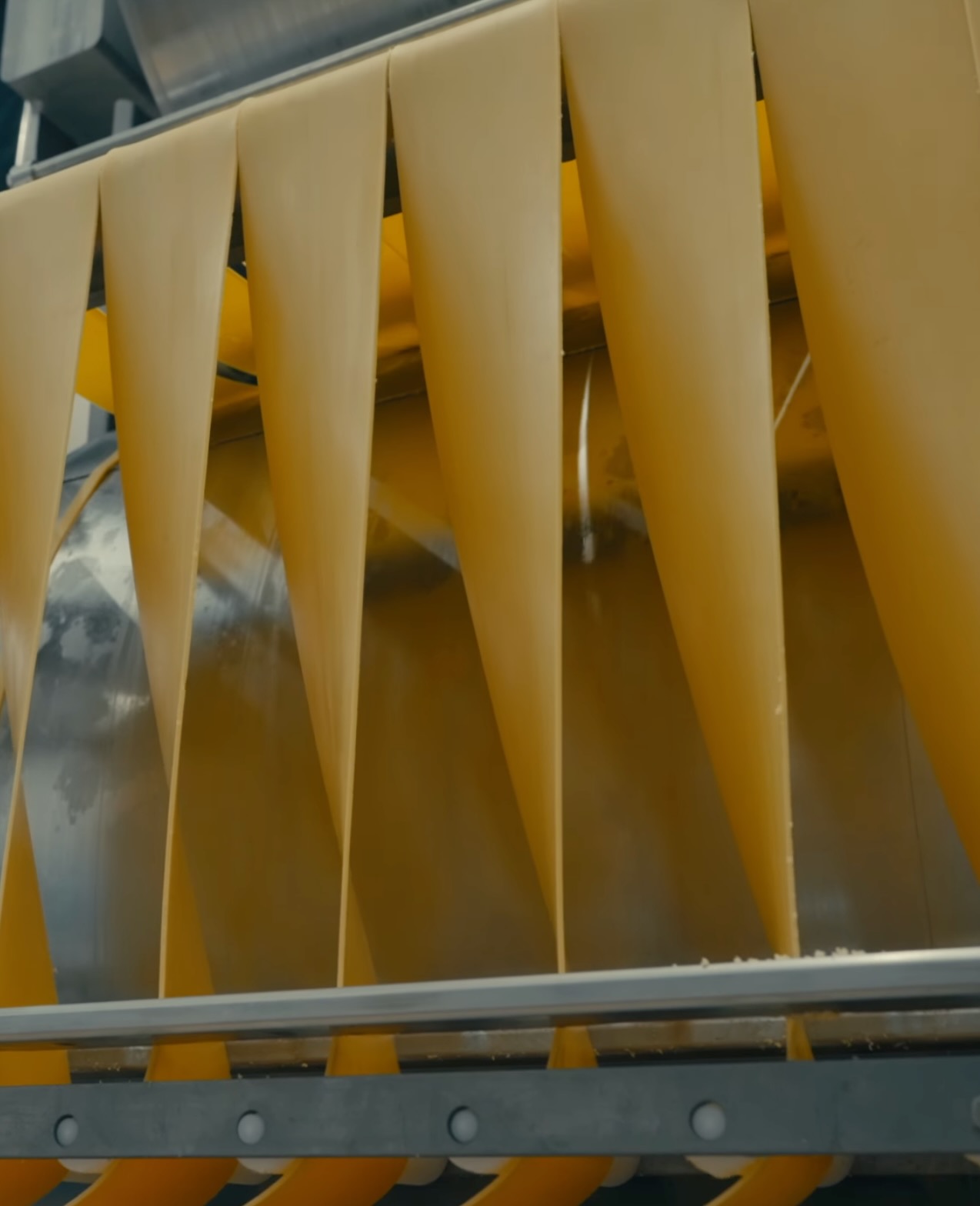 Produkcja sera w&nbsp;zakładzie Lactima, płynny ser formowany na&nbsp;linii produkcyjnej