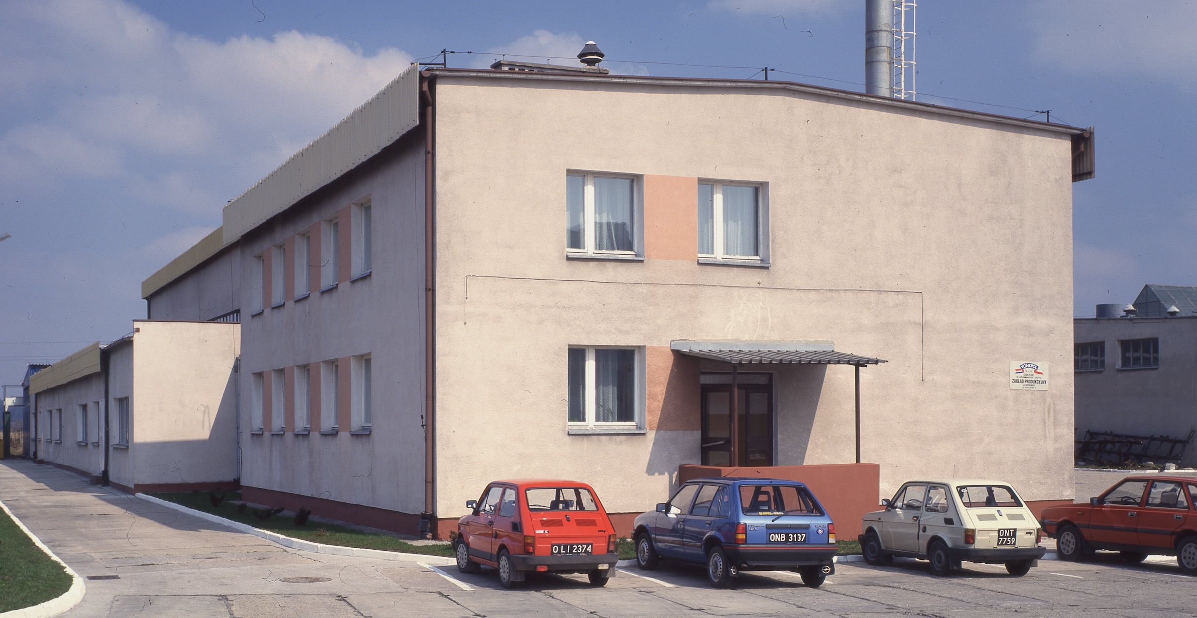 Początki działalności Lactima, pierwszy budynek zakładu produkcyjnego