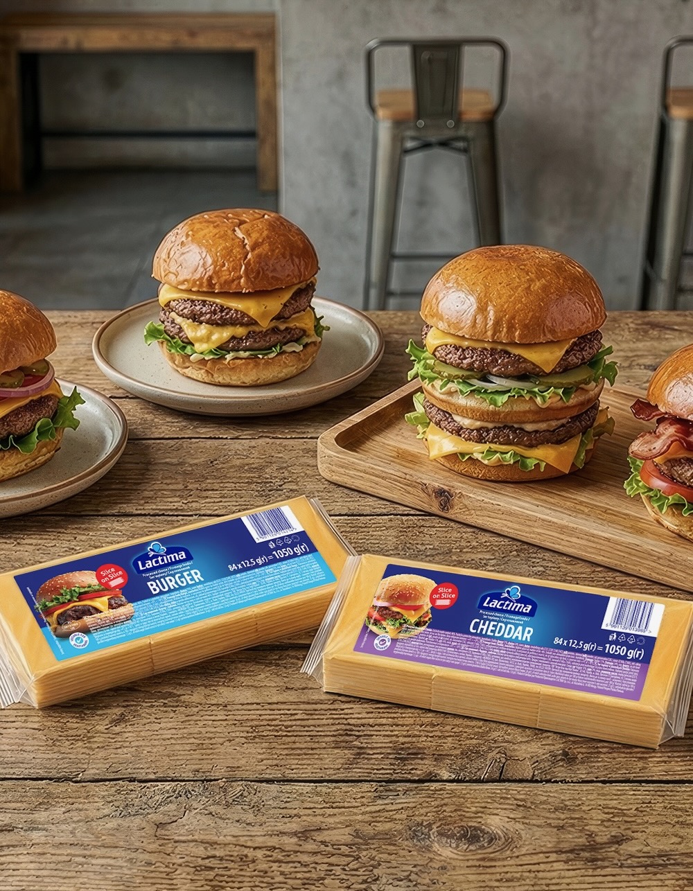 Profesjonalne opakowania sera Lactima Burger i Cheddar (1050 g) na tle apetycznych burgerów