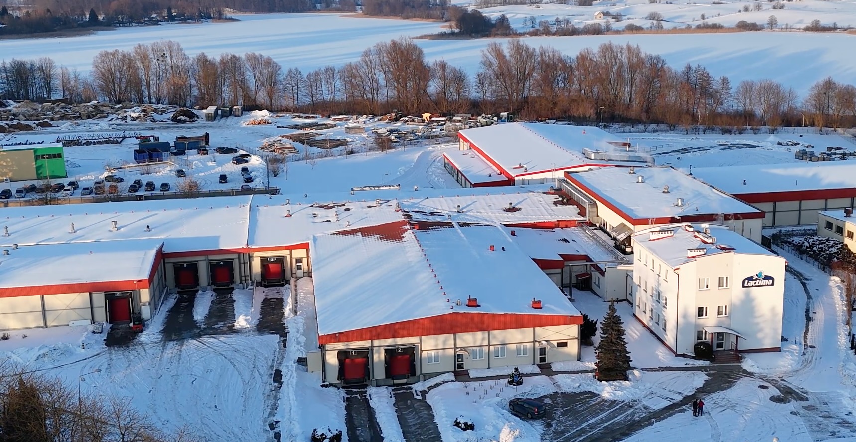 Widok z&nbsp;drona na&nbsp;zakład produkcyjny Lactima w&nbsp;zimowej scenerii.
